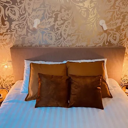 Bed & Breakfast 013 *